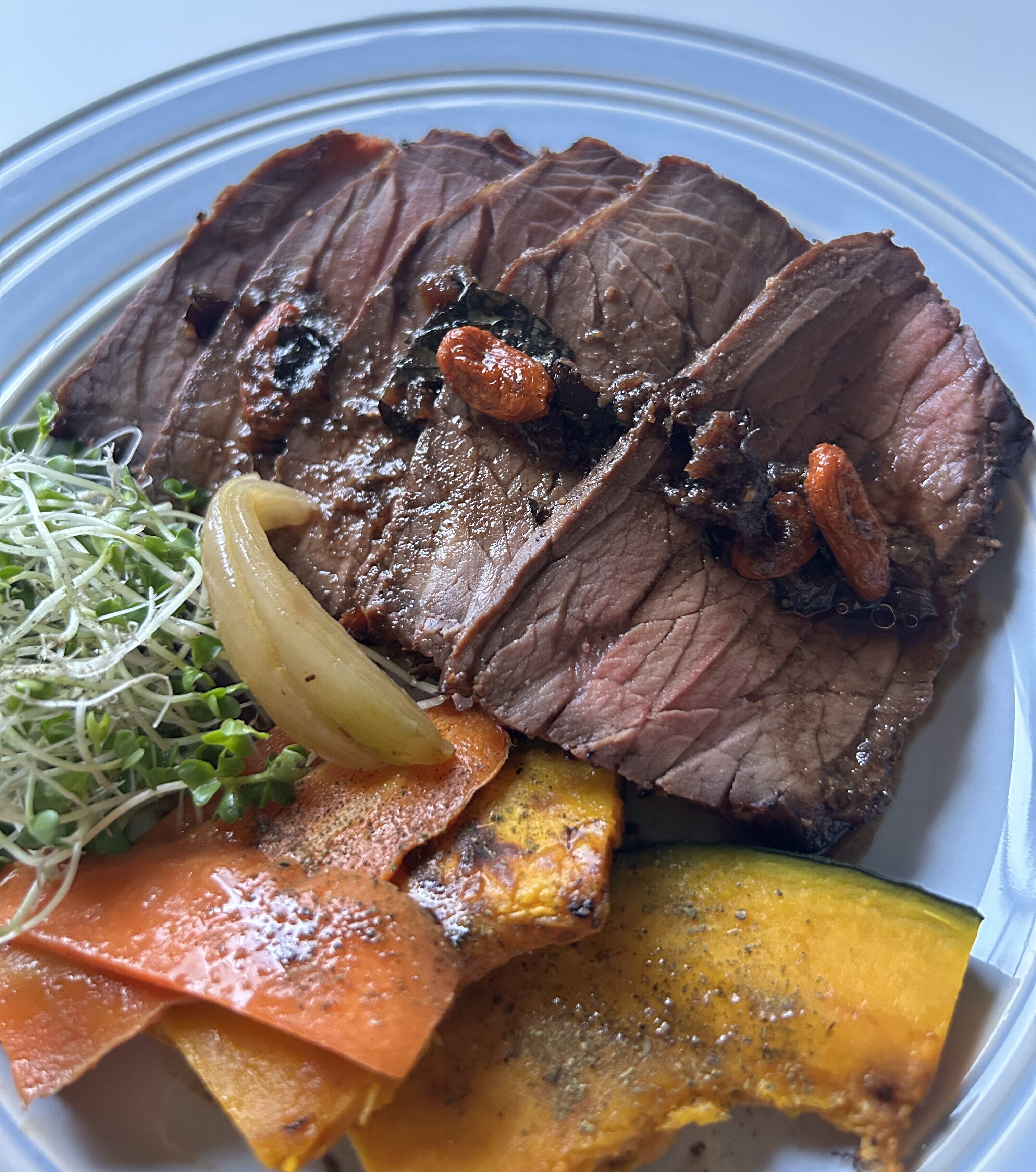 マツとクロモジのローストビーフ